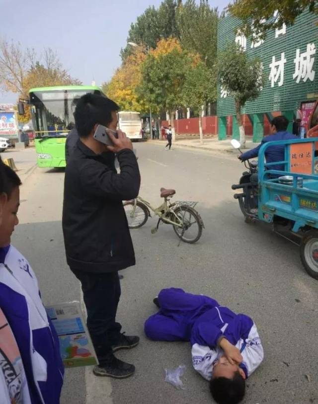 开的太快,实验中学学生被大货车撞倒
