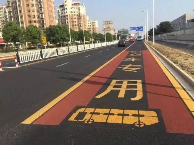 报慈北路彩色公交专用车道