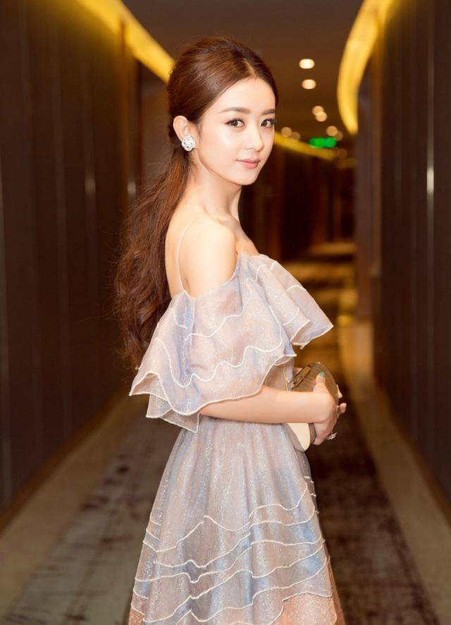 最后看看大家都很喜欢的赵丽颖同学,不管什么发型,什么色系的礼服,是