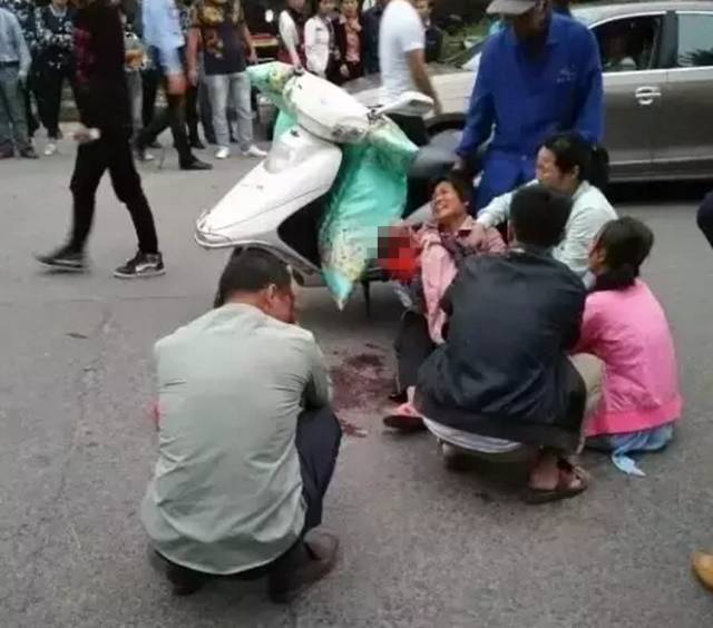 现场目击者介绍,事故现场十分血腥, 小孩子的头部被碾压变形,手和身体