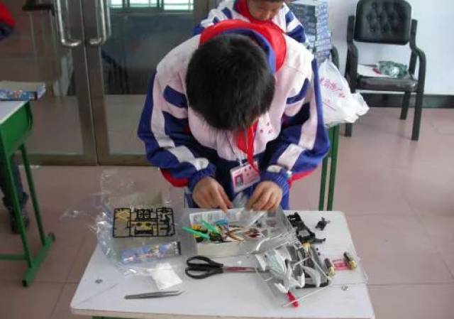 7岁小学生撞倒3岁娃 写拼音道歉书认错；全球大学排名：清华超麻理成计算机专业第一