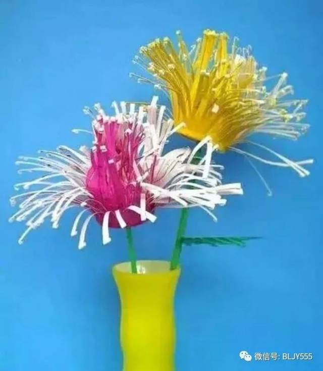 把菊花的花瓣弯折下来,将3个纸杯合并在一起.