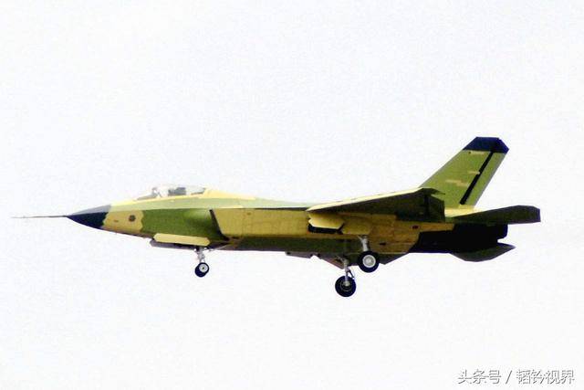 歼31没有完!彩色歼31战机试飞引军迷热议,彩色