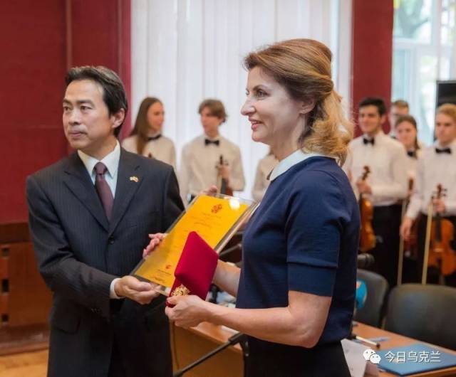 驻乌克兰大使杜伟出席基辅音乐学院小提琴捐赠仪式