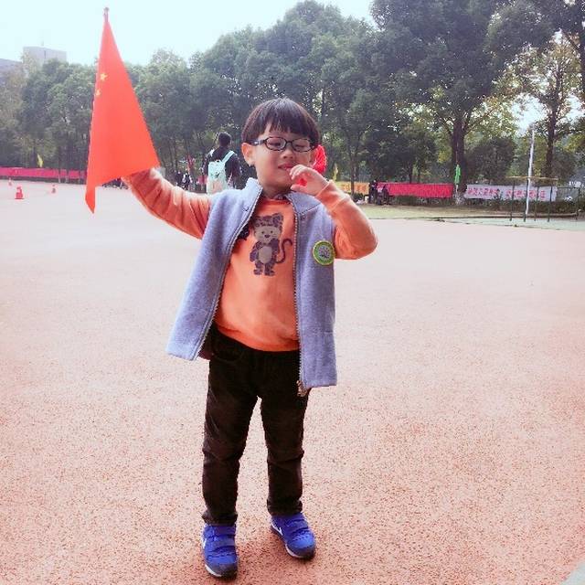 欢乐二人组 小男孩:手动比耶 小女孩:怕不是个小傻!