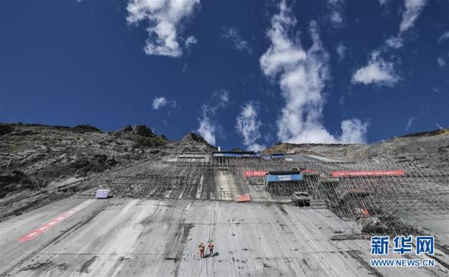 在四川省甘孜藏族自治州雅江县,工人在两河口水电站大坝右岸心墙进行