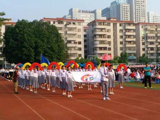 看了他们的活动,才知道自己的中学时代是多么乏味