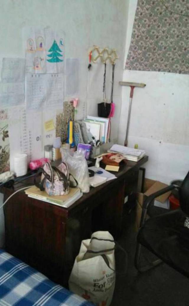 一个乡村女教师的宿舍,满屋10平,灶台就在床边,还有更