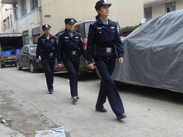 慢, 头发也渐渐苍白了; 岁岁年年里, 始终不变的是人民警察无悔的担当