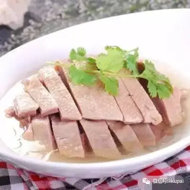 煮制: 煮制水中加三料(葱,姜,八角),煮沸,停止烧火,将鹅放入锅中