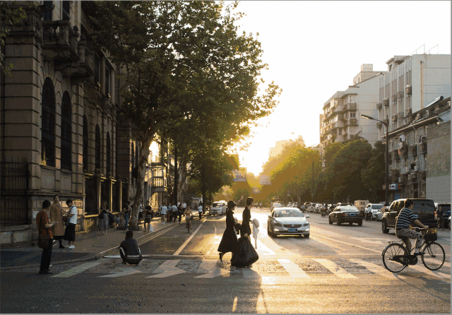 n多网红每天在这里当街换十几套衣服,不停拍拍拍!杭州
