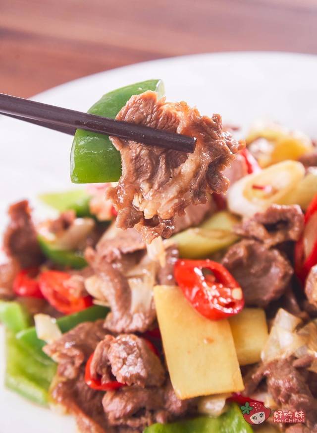 姜葱炒驴肉 当驴肉遇到爆炒 青椒焦脆,驴肉鲜嫩 加上点