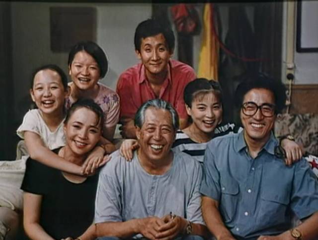 比较近期的另外一个在互联网上掀起讨论的类似话题,还有《我爱我家》
