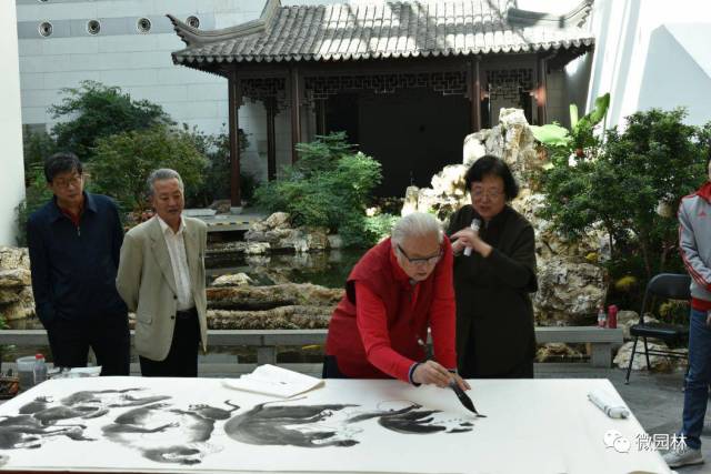 李燕夫人孙燕华女士为观众讲解并与观众互动