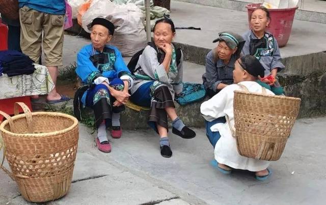 到集市上买卖货物,在湘西少数民族地方则叫"赶场.