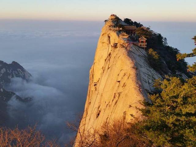 去华山,想要看日出 可以在东峰的朝阳台,这里角度最好 看夕阳,可以