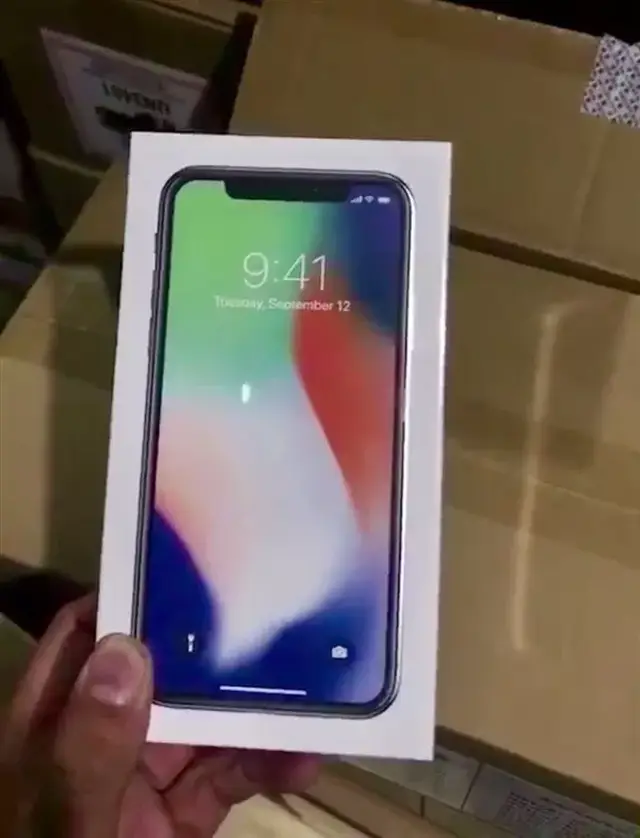 的推特上分享了很多 iphone x 的包装盒,真机照等,包括深空灰和银色