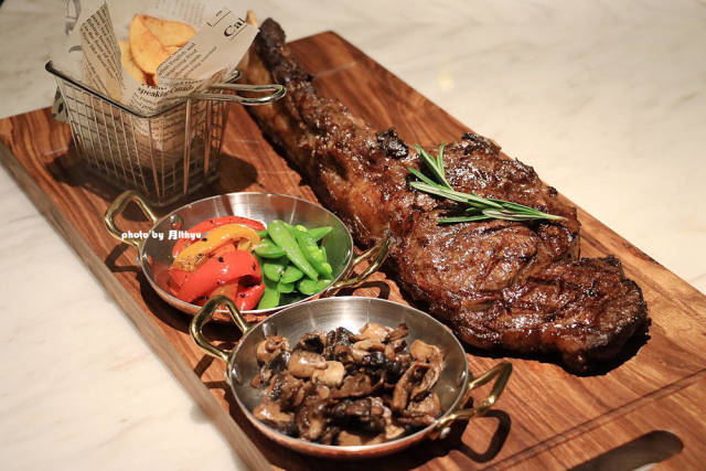 这只猴子说,干式熟成牛排才是吃货最爱的美味