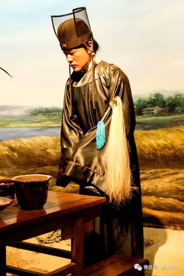 古代太监怎么上厕所的?蹲着不是,站着也不是,