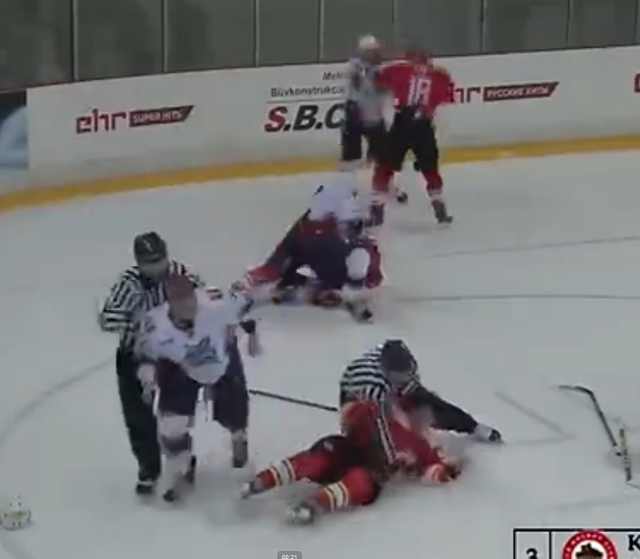 中俄冰球青少年群殴!中国小将被俄罗斯人摁在