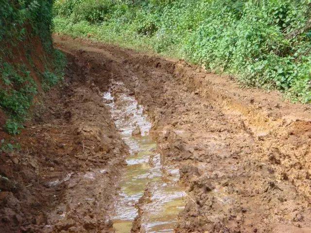 泥泞道路