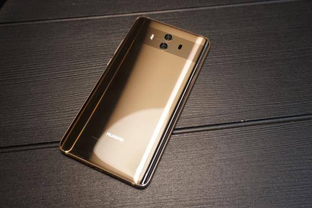华为mate 10拥有4gb 64/6 128gb两种配置可选,内置4000毫安电池,为