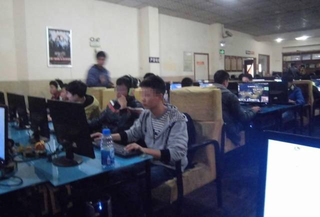 江苏十六岁少年连续上网19小时,在网吧猝死,两