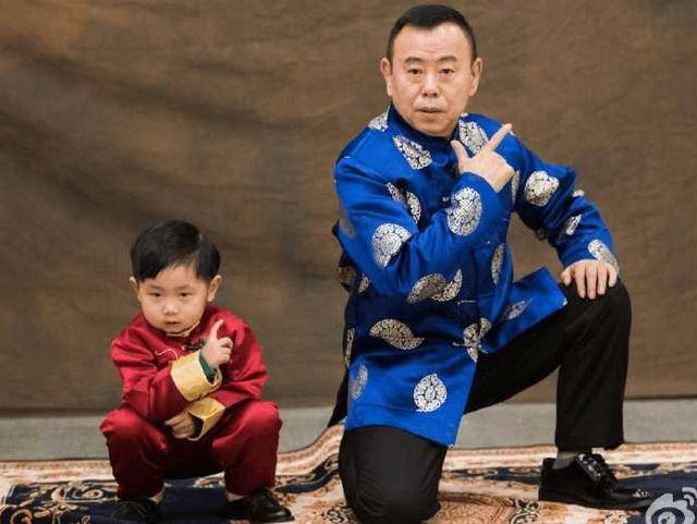 天啊,潘长江基因太强大了,外孙小石头越长越像姥爷,潘阳都急了