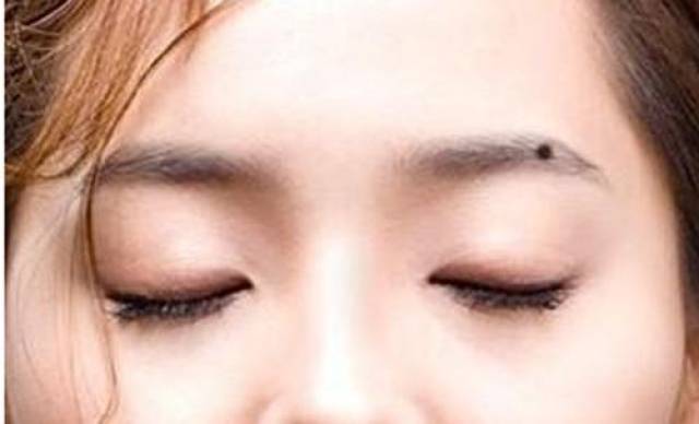 女人右眉上方有痣代表什么 右眉毛里有痣代表什么