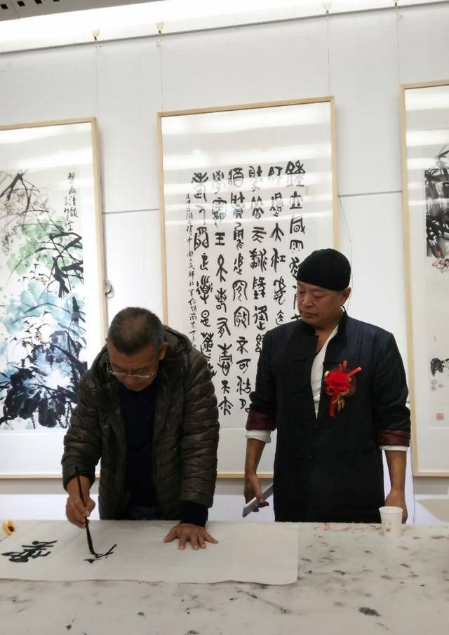 青岛鸿龙艺术堂赴京书画精品展开幕式现场