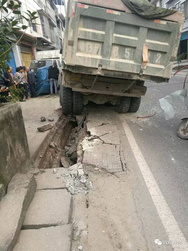 开州临江路段发生车祸,遇前方三轮车弯道掉头,大货车猛打方向盘避让