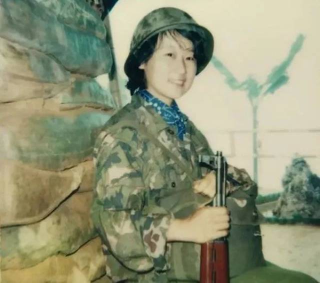 战士在猫耳洞烂裆羞于看病,女军医:我是你们大