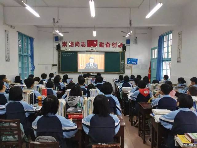 浏阳一中组织学生收看十九大开幕会.