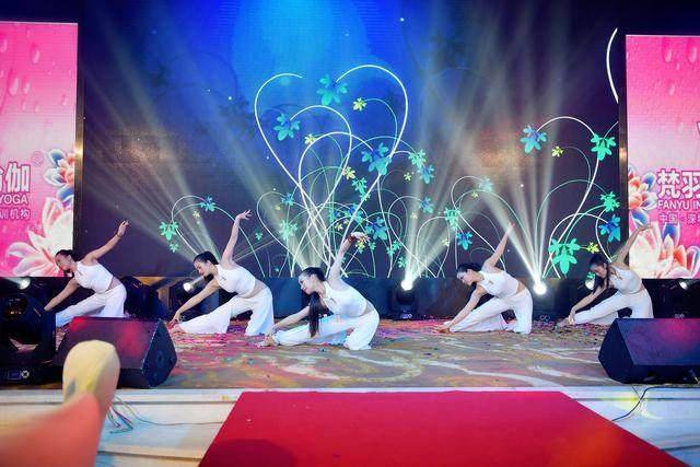 免费公益瑜伽启动暨梵诗蔓瑜伽服发布会在深圳成功举行