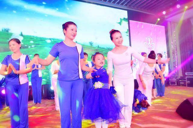 免费公益瑜伽启动暨梵诗蔓瑜伽服发布会在深圳成功举行