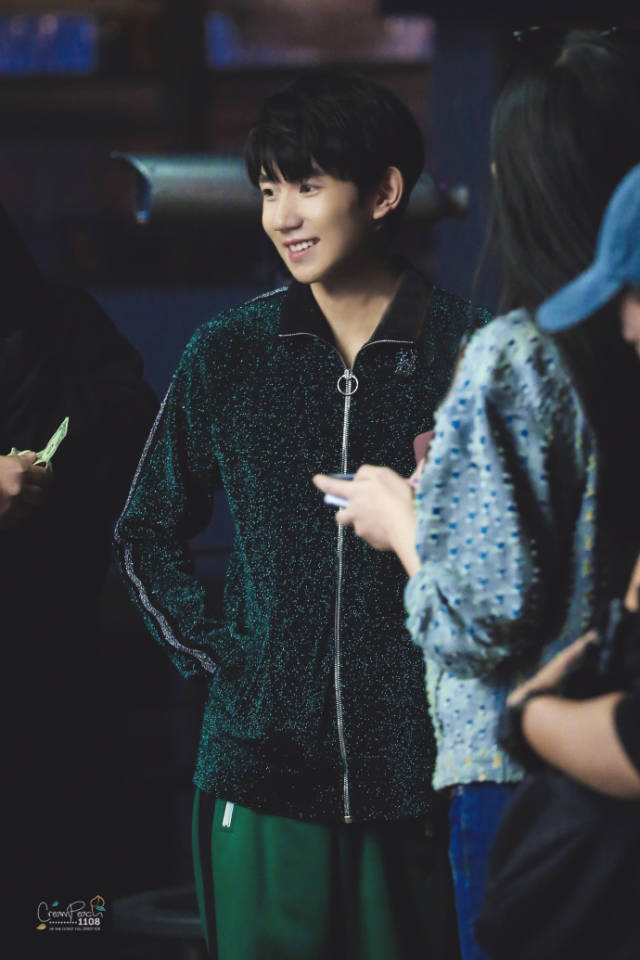 王源喝了三大杯咖啡倒时差,录完英文歌直接昏