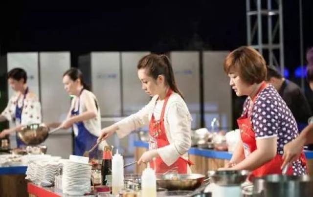 美食节目又在厨艺竞赛中加入了明星元素,提升了综艺看点.