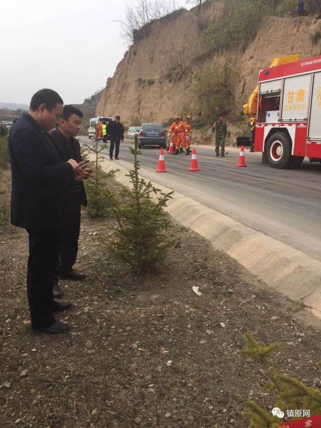 下午3:00左右,西峰至镇原北石窟路段发生一起车祸,现场