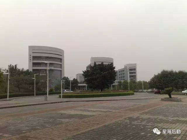 大学城校区生活区南门 提升前 大学城校区学生公寓门口 提升前 大学