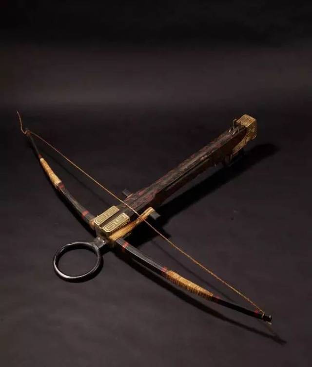 它是一种装有臂的弓,主要由弩臂,弩弓,弓弦和弩机等