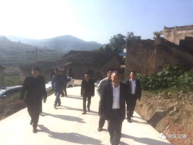 周权茂视察我县农村组组通公路建设