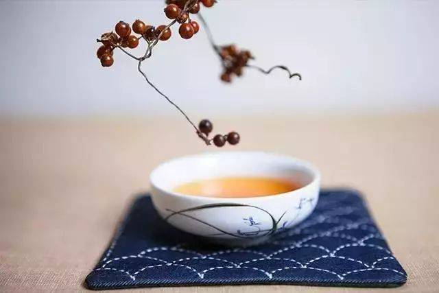 淡中有味茶偏好,清茗一杯情更真