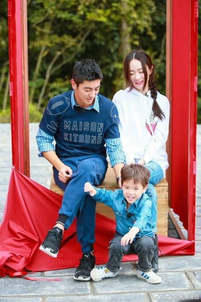 陈小春应采儿综艺现场玩亲亲,jasper呆萌围观,旁边杜江表情亮了