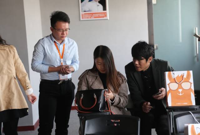活动现场,营销顾问与客户面对面答疑,深入的探讨与交流,帮助客户更加