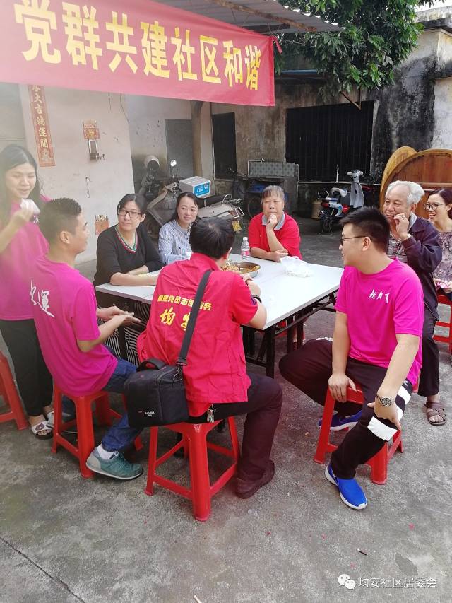 均安镇党委委员陈瑞萍同志,均安社区党委书记欧阳焕乔同志接访群众.