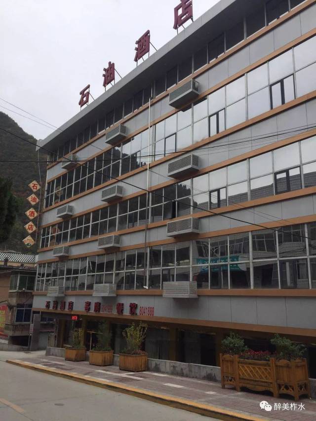 全柞水的美女都往柞水石油酒店跑.