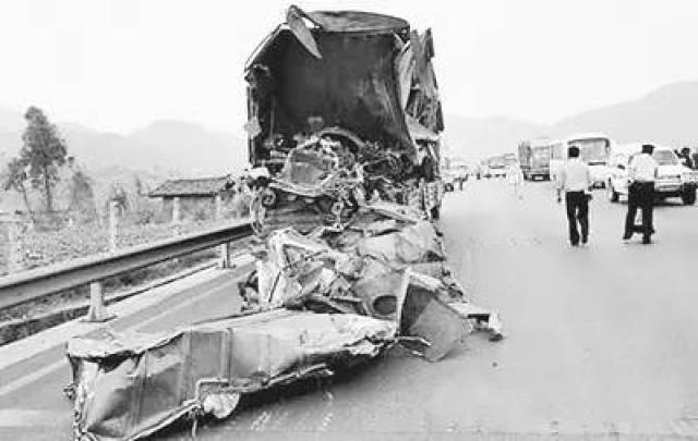 2009年4月25日,某市高速公路发生重大交通事故,一辆超载大货车已经