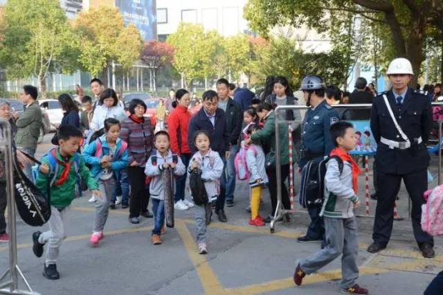 南京小学生到校时间推迟!不推迟的学校,家长可以.