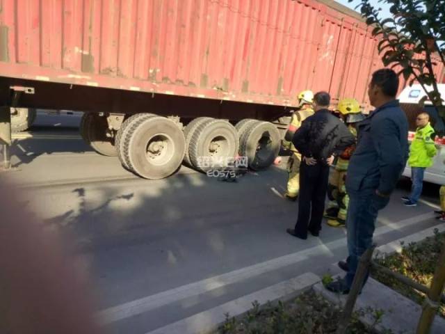 突发|绍兴平水大道发生惨烈车祸,大货车撞上电瓶车,一