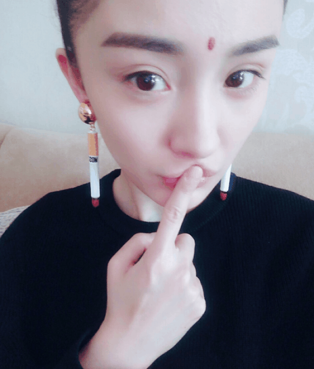 杨幂将"半张脸"自拍照玩出了新花样,这次她还拉上了baby